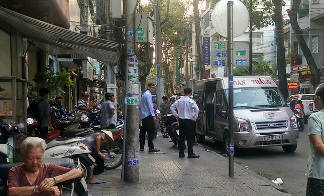 Xe dù, bến cóc: Có hay không 'bảo kê'? Xe Toàn Thắng vô tư đón khách trên đường Nguyễn Thái Bình, quận 1 dù đã có biển cấm.