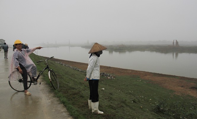 Cục Đường thủy nội địa 'qua mặt' Bắc Ninh? Người dân xã Quế Tân (Quế Võ) chỉ ra đoạn sông Cầu cách đây chục ngày có vài chục tàu hút cát trái phép. Ảnh: Trường Phong.