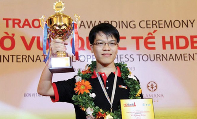 Quang Liêm lên ngôi nghẹt thở ở HDBank Quang Liêm với chiếc cúp vô địch HDBank cup 2017. Ảnh: T.Vũ.