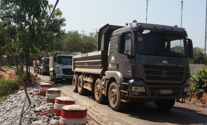 Xe ben cày nát đường kiểu mẫu Đoàn xe ben di chuyển từ đường cống lở ra đường Võ Nguyên Giáp.