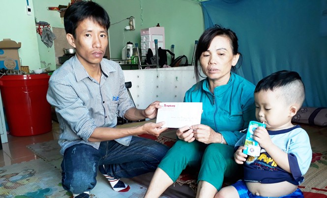 Bạn đọc giúp đỡ bé 4 tuổi bệnh nặng Đại diện báo Tiền Phong trao tiền giúp đỡ của bạn đọc đến mẹ con chị Quy.
