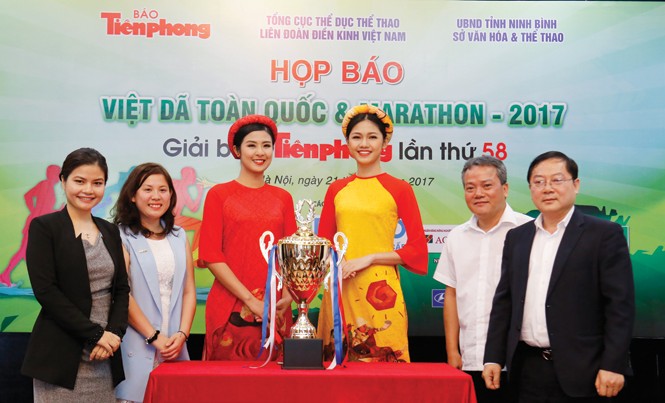 Việt dã đón nhiều niềm vui Các Hoa hậu, Á hậu Việt Nam cùng Ban tổ chức và đại diện các nhà tài trợ tại cuộc họp báo. Ảnh: Như Ý.