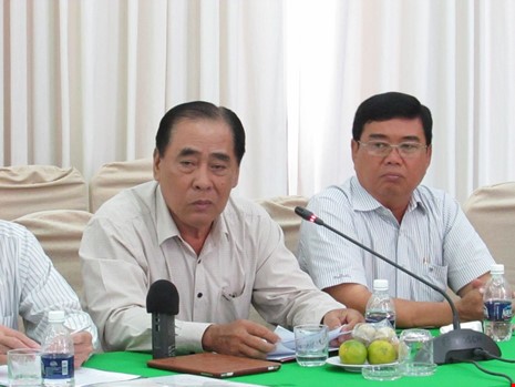 Trạm thu phí 'vơ' cả tiền của xe đi tuyến khác Ông Nguyễn Ngọc Xuân (bìa trái) - Chủ tịch Hiệp hội Vận tải ô tô An Giang