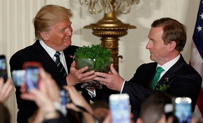 Tổng thống Mỹ Donald Trump đọc nhầm tục ngữ Tổng thống Mỹ Trump tiếp Thủ tướng Ireland Kenny.