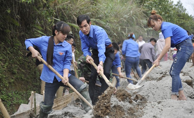 Thực hiện nhiều công trình tiền tỷ Nhiều km đường được xây dựng mới, tu sửa trong Tháng Thanh niên 2017. Ảnh: Xuân Tùng.