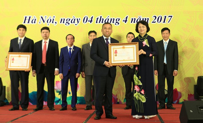TKV vinh danh nhiều điển hình tiên tiến Phó Chủ tịch nước Đặng Thị Ngọc Thịnh trao Huân chương Lao động hạng Ba cho Tập đoàn Công nghiệp Than - Khoáng sản. Ảnh: Lưu Trọng Đạt.