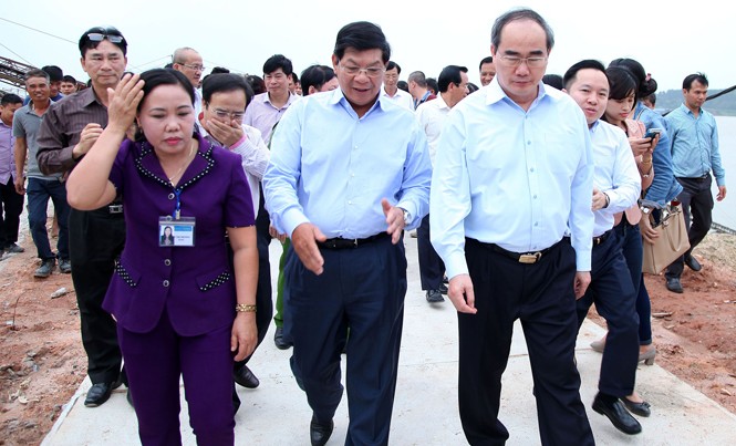 Đề nghị sửa quy định để chống 'cát tặc' Ông Nguyễn Thiện Nhân, Chủ tịch Ủy ban T.Ư MTTQ Việt Nam, kiểm tra việc tập kết cát sỏi ở huyện Phúc Thọ và Đan Phượng, Hà Nội. Ảnh: Mạnh Thắng.