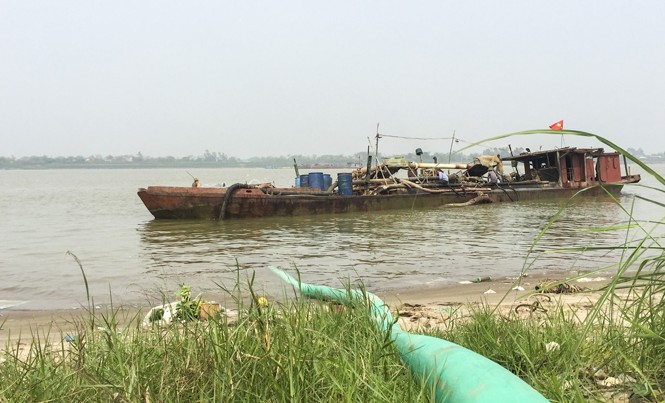 “Sa mạc cát” bủa vây đê sông Hồng Hình ảnh tàu khai thác cát trên sông Hồng, đoạn qua địa phận huyện Kim Động (Hưng Yên). Ảnh: N.H.