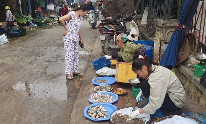 Chiến dịch giành lại vỉa hè tại Hà Nội: Chợ tạm chạy vào ngõ Dù miễn phí thuê ki ốt nhưng nhiều người vẫn bán rong, vẫn bán ở các chợ cóc.