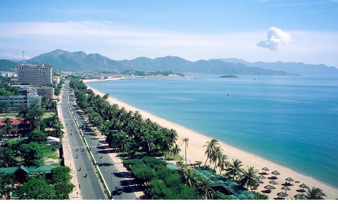 PGS.TS Vũ Thanh Ca: “Lấn biển ở Nha Trang là phạm luật” Bãi biển Nha Trang, một trong những vịnh biển đẹp nhất thế giới. Ảnh: Hồng Vĩnh.