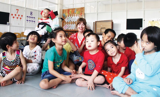 Ðiều kỳ diệu của Jackie Wrafter Jackie Wrafter và những đứa con khuyết tật trong mái ấm Kỳ Anh. Ảnh H. Văn.
