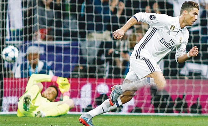 Khi Ronaldo 'hồi xuân' Ở tuổi 32, Ronaldo vẫn tỏa sáng đều đặn để đưa Real thẳng tiến trên đường chinh phục các danh hiệu. Ảnh: Getty imagess.