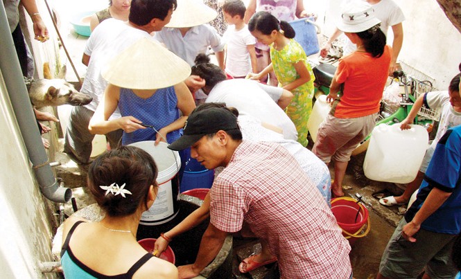 Lại lo thiếu nước, vỡ đường ống Người dân Định Công, Hà Nội chen nhau hứng nước sạch từ xe bồn chở đến trong những ngày mất nước. Ảnh: Hồng Vĩnh.