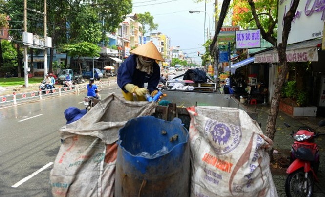 Băn khoăn quanh đề xuất tăng phí xử lý rác Thu gom rác ở TPHCM.