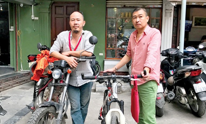 Xem bạn múa đôi Lê Thiết Cương (phải) và Đinh Công Đạt.