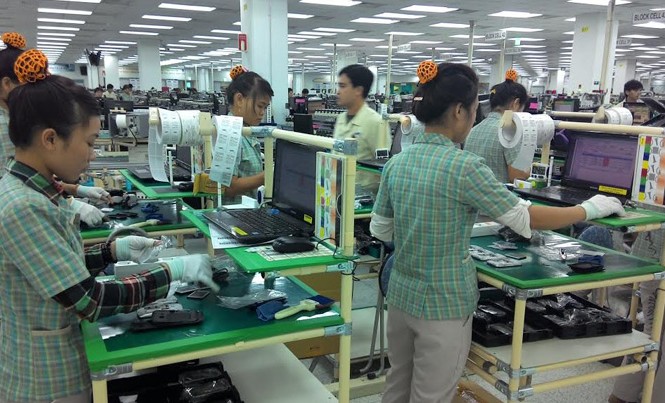 Giải ngân FDI tăng chậm, vì sao? Tốc độ giải ngân vốn FDI năm 2017 đang chững lại. Trong ảnh công nhân làm việc tại Nhà máy Samsung Việt Nam. Ảnh: Nhật Minh.