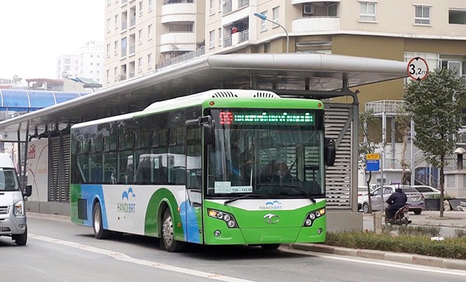 Phương án cho buýt thường đi chung đường với BRT: Cần một tầm nhìn dài hạn Buýt BRT trên làn đường riêng. Ảnh: Như Ý.
