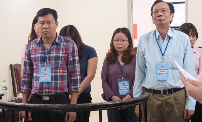 Cán bộ hải quan tiếp tay trốn thuế Các bị cáo tại tòa.