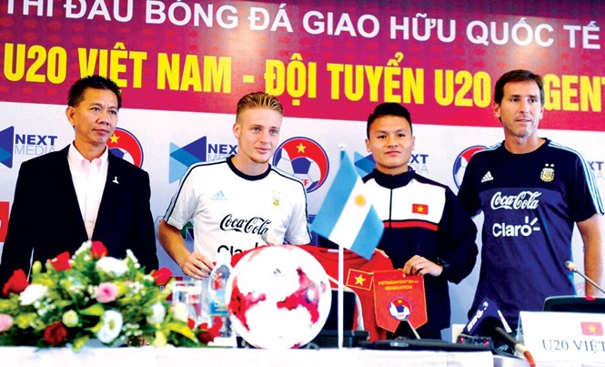U20 Việt Nam vs U20 Argentina: Tổng duyệt cho World Cup HLV Hoàng Anh Tuấn (trái) và HLV Claudio Ubeda (phải) cùng đội trưởng hai đội U20 Việt Nam và U20 Argentina tại buổi họp báo trước trận đấu. Ảnh: VSI.