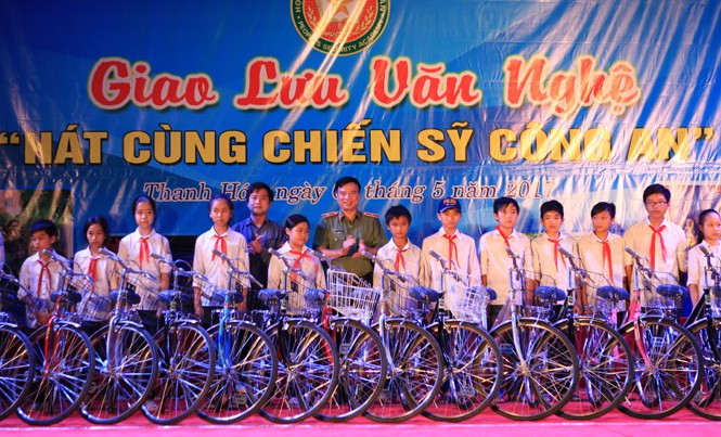 Hát cùng chiến sĩ công an Đêm giao lưu “hát cùng chiến sỹ công an”.