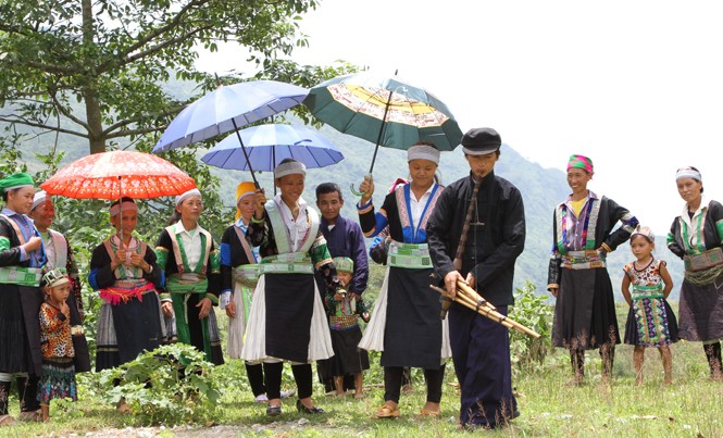 Nồng nàn Tây Bắc Tiếng khèn Mông để các chàng trai, cô gái gọi bạn tình.