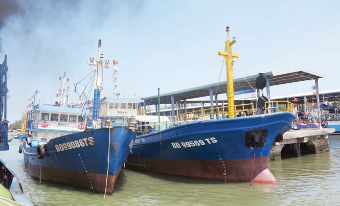 Tàu hỏng nằm bờ, ngư dân than trời Tàu cá vỏ thép mang tên Khánh Đỏ BĐ 99086 của ông Đinh Công Khánh ở cùng xã Cát Khánh (Phù Cát) bị hư hỏng đang neo đậu tại cảng cá Đề Gi.