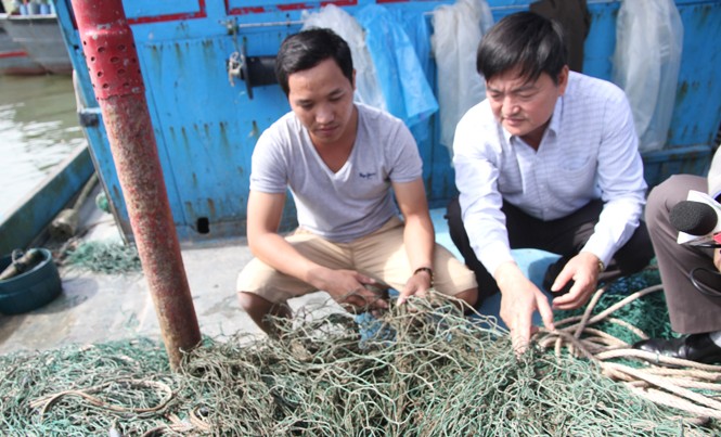 Ngư dân ngao ngán trước nạn tàu giã cào Lưới của ngư dân ở Triệu Lăng bị tàu giã cào xé rách. Ảnh: HT.