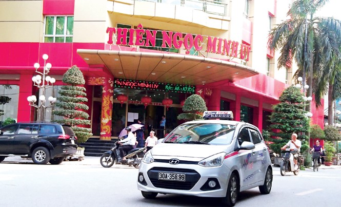 Khốn đốn rút khỏi Thiên Ngọc Minh Uy Những ngày qua, nhiều người đến trụ sở của Thiên Ngọc Minh Uy (Cầu Giấy, Hà Nội) để xin chấm dứt hợp đồng. Ảnh: Như Ý.