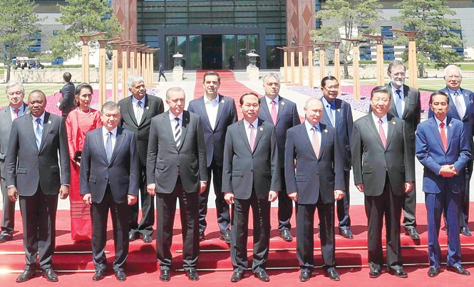 Liên kết kinh tế, kết nối khu vực Chủ tịch nước Trần Đại Quang, Chủ tịch Trung Quốc Tập Cận Bình, Tổng thống Nga Vladimir Putin cùng trưởng đoàn các nước tham dự Diễn đàn. Ảnh: TTXVN.