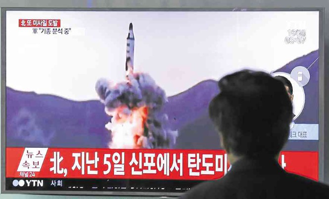 Triều Tiên đưa Trung - Nhật gần nhau hơn Tại Seoul hôm Chủ nhật vừa qua, màn hình TV chiếu cảnh Triều Tiên thử tên lửa đạn đạo. Chữ trên màn hình có nghĩa là “Triều Tiên phóng tên lửa”. Ảnh: AP.