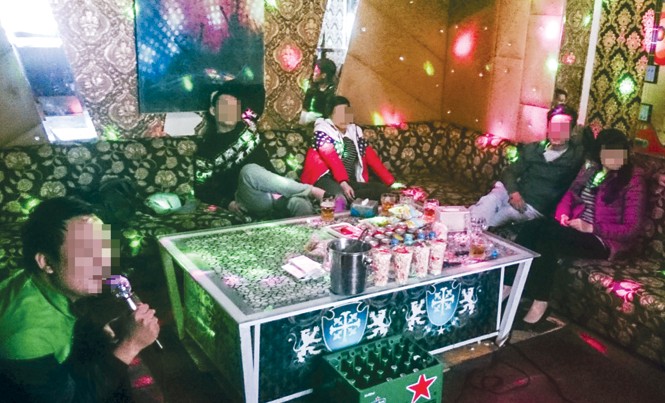 Phòng chống tác hại của rượu bia: Không làm mạnh dễ nhờn luật Nhiều người vào quán karaoke thường sử dụng bia, rượu.