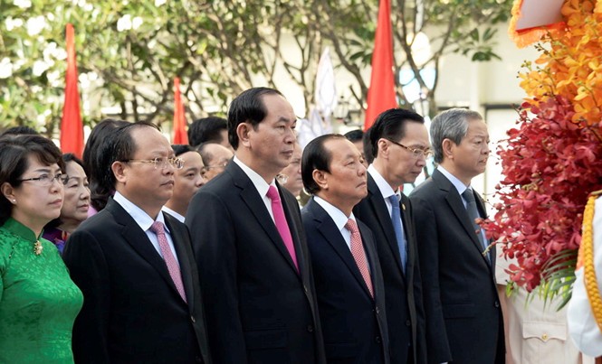Chủ tịch nước dâng hương tưởng nhớ Chủ tịch Hồ Chí Minh Dâng hương tưởng nhớ Chủ tịch Hồ Chí Minh.