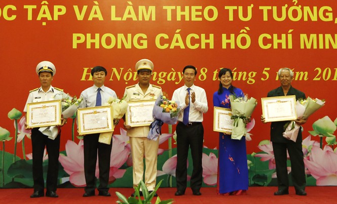 Đề cao trách nhiệm người đứng đầu Ông Võ Văn Thưởng trao bằng khen cho các cá nhân, tập thể điển hình trong học tập và làm theo tư tưởng, đạo đức Hồ Chí Minh. Ảnh: Như Ý.