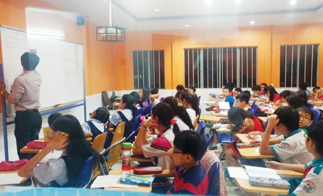 Chen chân tìm chỗ học hè cho con Bên trong một lớp luyện thi vào trường Chuyên Trần Đại Nghĩa ở quận 3, TPHCM. Ảnh: PV.