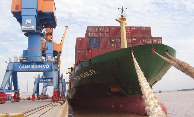 Chi phí cao làm doanh nghiệp giảm sức cạnh tranh Việc thu phí cửa khẩu cảng biển ở Hải Phòng đang bị nhiều hiệp hội, doanh nghiệp phản ứng. Ảnh: B. Phương.