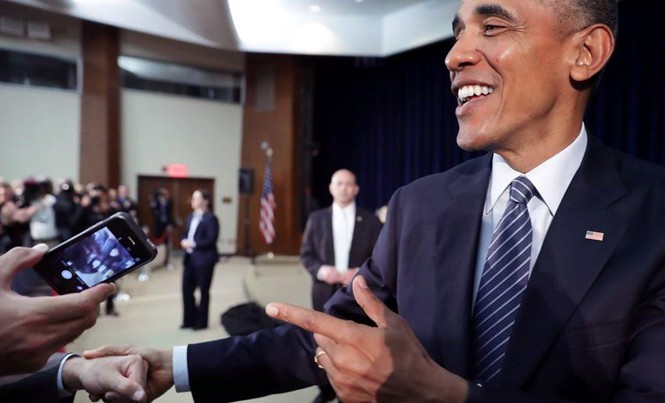 Ông Obama nhận mình là 'tù nhân của selfie' Ông Obama mê selfie.