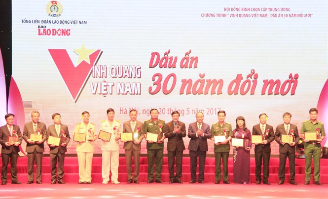 Tỏa sáng tài năng, trí tuệ Việt Nam Thủ tướng Nguyễn Xuân Phúc trao giải thưởng Vinh quang Việt Nam cho các tập thể có thành tích nổi bật . Ảnh: Trường Phong.