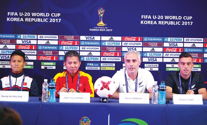 U20 Việt Nam và cảm hứng từ các đội bóng yếu HLV và đội trưởng 2 đội U20 Việt Nam và U20 New Zealand trong buổi họp báo trước trận đấu. Đây được xem là trận đấu quyết định tới cơ hội đi tiếp của ĐT U20 Việt Nam tại giải U20 FIFA World Cup. Ảnh: Ái Xuân.
