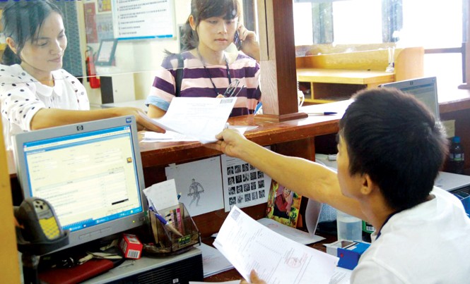 Doanh nghiệp tư nhân: Vật vã với những rào cản Theo Ngân hàng Thế giới, chi phí nộp thuế của DN Việt Nam cao nhất so với ASEAN 4, ở mức 39,1% lợi nhuận. Trong ảnh: Doanh nghiệp kê khai thuế tại Chi cục Thuế quận Hai Bà Trưng, Hà Nội. Ảnh: Hồng Vĩnh.