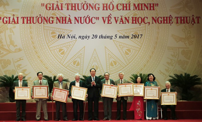 Nhìn lại sóng gió một mùa giải thưởng Thêm 18 tác giả được Giải thưởng Hồ Chí Minh đợt 5. Ảnh: Hồng Vĩnh.
