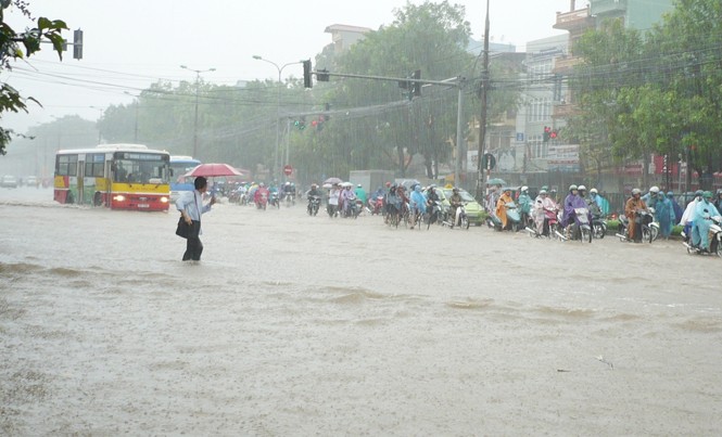 Hệ thống thoát nước vẫn “bất lực’’ trước mưa lớn Hà Nội còn nhiều điểm ngập nặng khi mưa lớn. Ảnh: Anh Trọng.