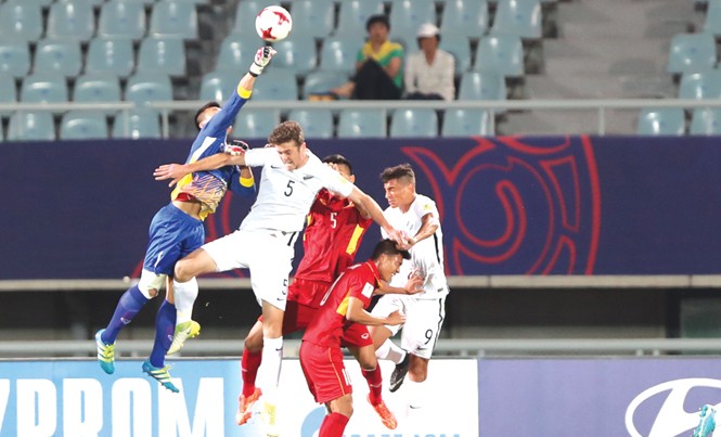 'U20 Việt Nam xứng đáng có 3 điểm' Thủ môn Tiến Dũng (trái) có màn trình diễn được đánh giá cao ở trận ra quân tại giải U20 thế giới. Ảnh: VSI.