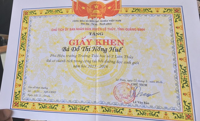 Tiếp vụ 'Phản đối hiệu trưởng, vợ lính Trường Sa 3 lần chuyển trường' Giấy khen của Chủ tịch UBND huyện tặng cô Huế trước thời điểm miễn nhiệm chưa lâu.