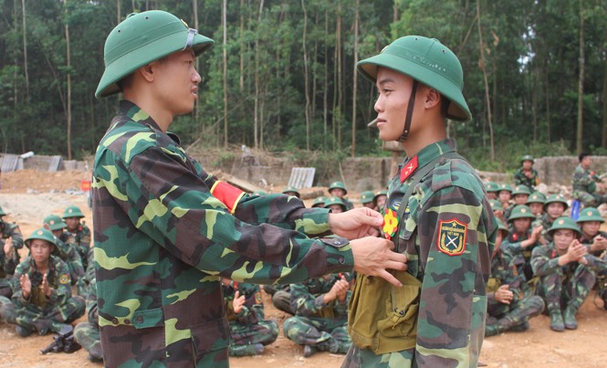 'Chiến công đầu' của chiến sĩ mới Chiến sĩ đạt kết quả cao trong kiểm tra bắn đạn thật tại Tiểu đoàn 2, Lữ đoàn 297 được tặng hoa. Ảnh: H.S.