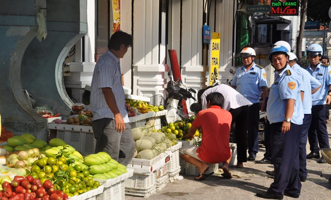 Đòi vỉa hè phải kiên trì, thấu tình đạt lý Quận 1 ra quân lập lại trật tự vỉa hè.