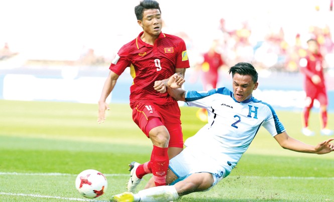 Hẹn gặp lại World Cup Hậu vệ Honduras truy cản quyết liệt pha đi bóng của Đức Chinh. Ảnh: VSI.