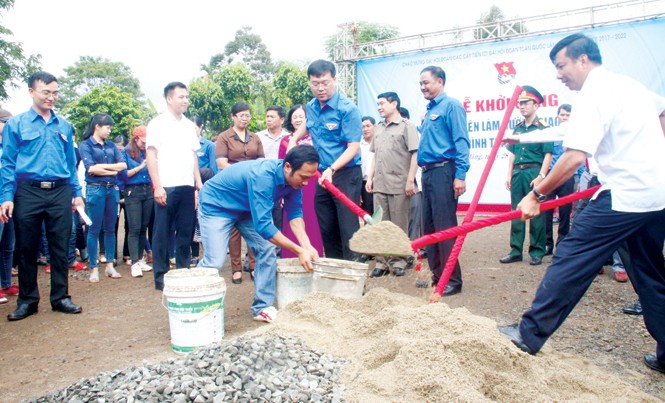 Chiến dịch Thanh niên tình nguyện hè 2017: Xung kích vùng khó Khởi công công trình thanh niên tại buôn Cuôr Đăng B. Ảnh: PV.