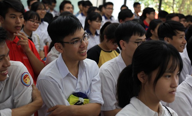 Công nghiệp 4.0 và cơ hội của ngành Toán Học sinh hào hứng nghe các nhà khoa học nói về Toán.