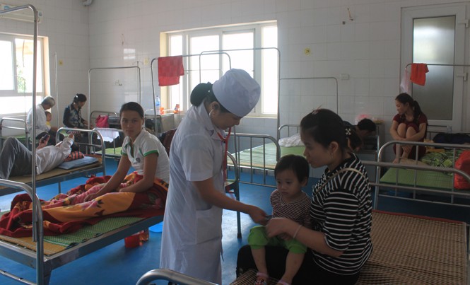 Bị BHXH từ chối thanh toán vì kê vượt giường bệnh? Bác sỹ Bệnh viện Đa khoa huyện Lang Chánh thăm khám cho bệnh nhi đang điều trị nội trú tại bệnh viện. Ảnh: Hoàng Lam.