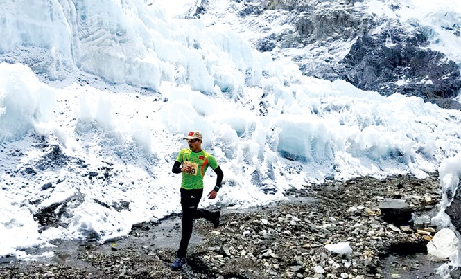 Kỷ niệm đáng nhớ của người Việt đầu tiên chinh phục marathon trên Everest Phạm Duy Cường trên đường chạy khắc nghiệt nhất hành tinh trên ngọn Everest. Ảnh: NVCC.